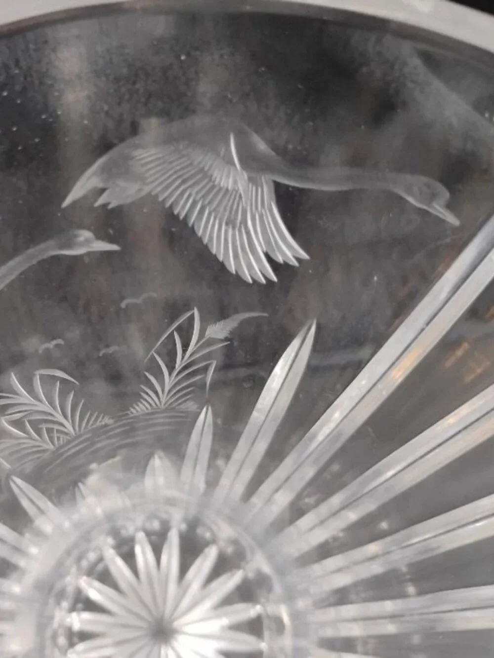 Ribbed crystal glass vase with swan etching